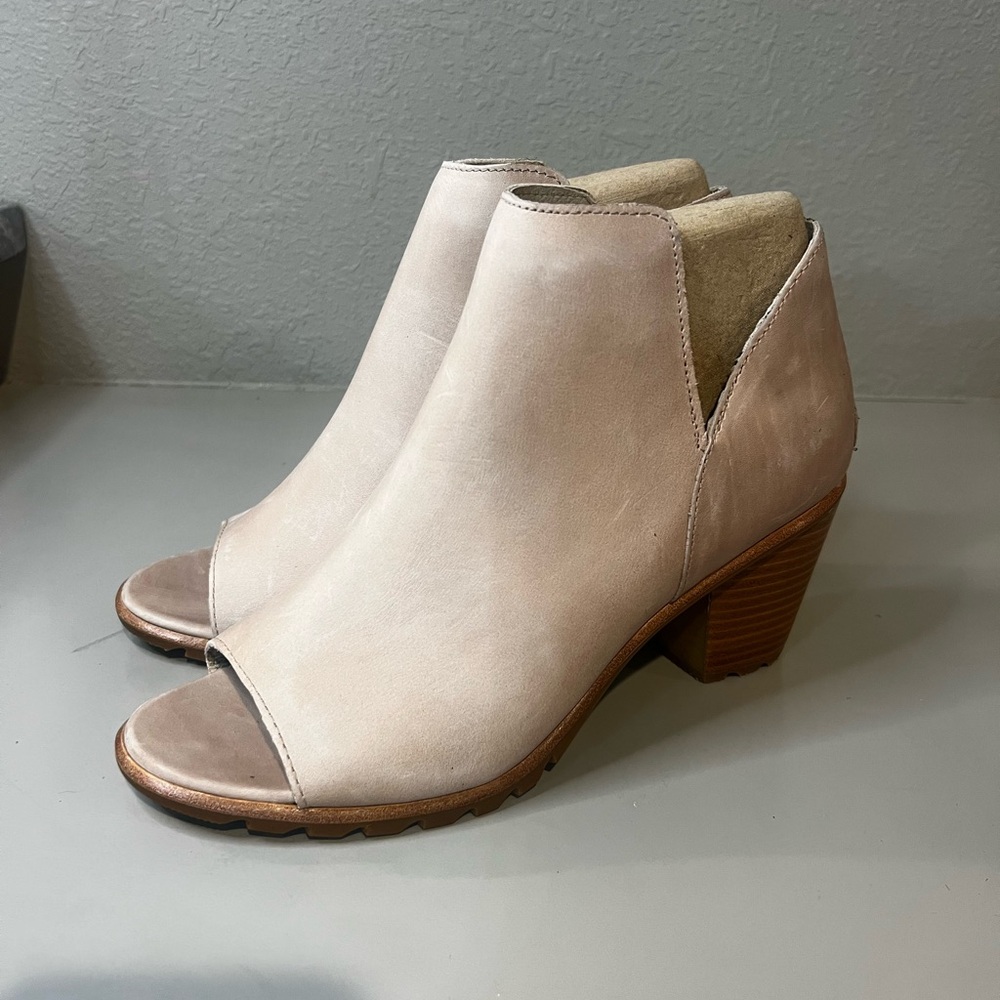 Sorel Women's Tan Peep-Toe Heeled Boots, size 10, never worn